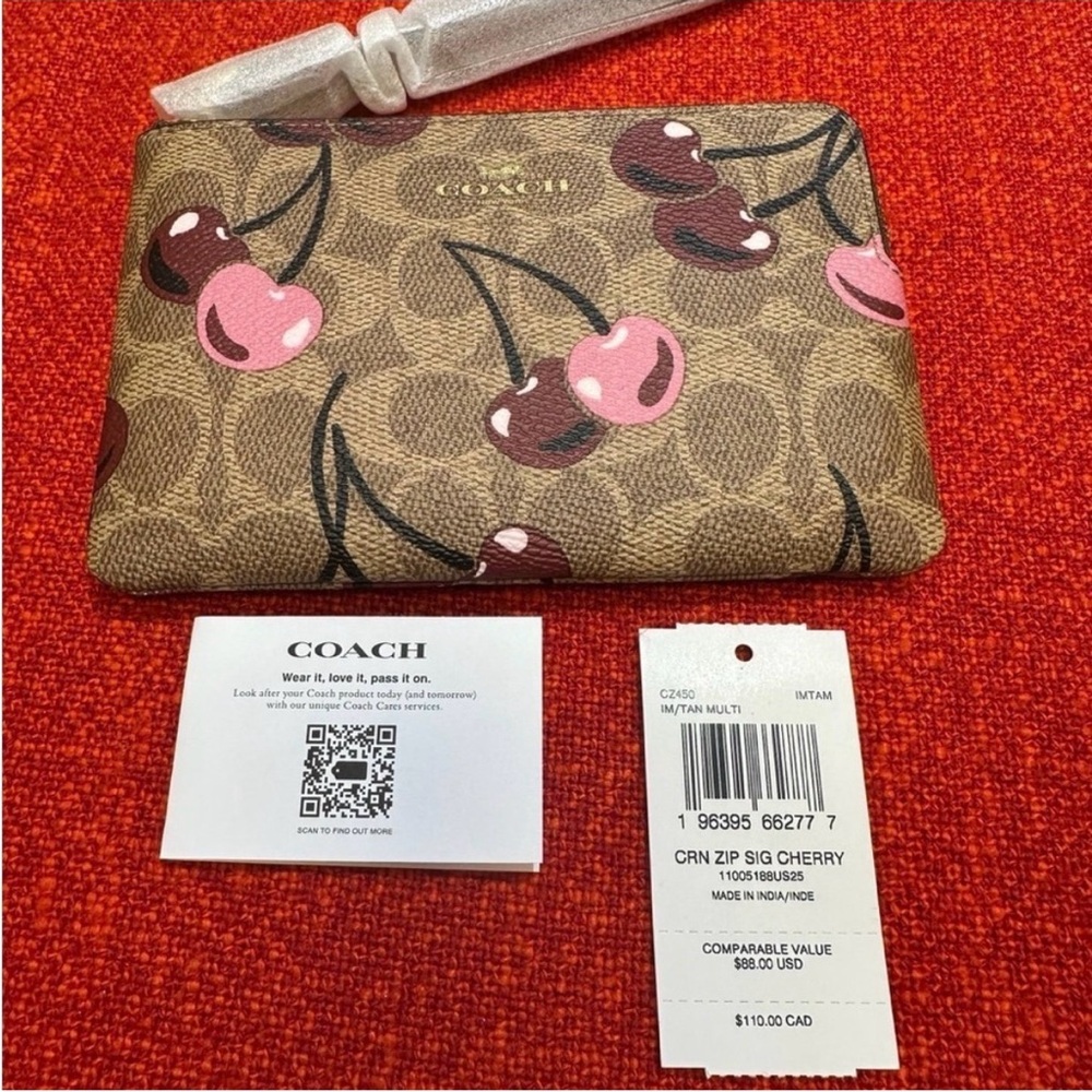 ❤️❤️❤️Coach Wallet/wristlet with cherry print CZ450❤️❤️❤️